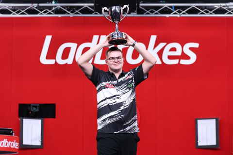 Darter Gian van Veen verpest WK-droom van verdrietige Jurjen van der Velde bij Nederlandse primeur