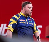 Luke Littler speelt met zijn tegenstanders. ©PDC