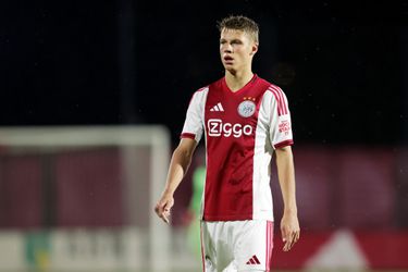 Ajax-talenten geven slecht voorbeeld aan dolende selectie en slikken kansloze nederlaag in Europa