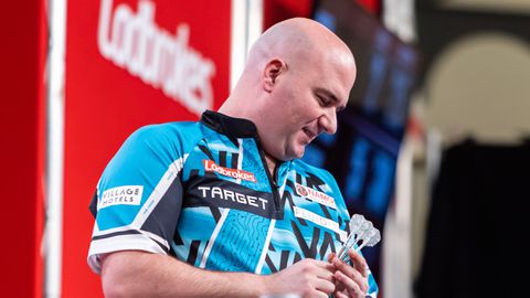 Grote zorgen om topdarters 'op de glijbaan': 'Die persoonlijke problemen spelen ook mee'