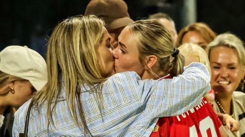 Verliefde Oranje Leeuwin en tophockeyster geven inkijkje in relatie: 'Wisten toen al dat het heel serieus was'