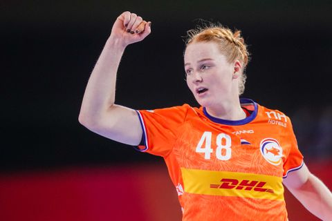 Tophandbalster Dione Housheer (26) hoort 'spannende' dingen over zichzelf: 'Ik vind het mooi'