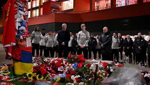 PSV'ers zorgen voor ontroerende beelden met prachtig eerbetoon aan overleden topvoetballer: 'Samen als één'