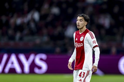 Ajax-trainer Fred Grim verklaart keuze voor Rayane Bounida (19) tegen Benfica: 'Dat vermogen heeft hij'