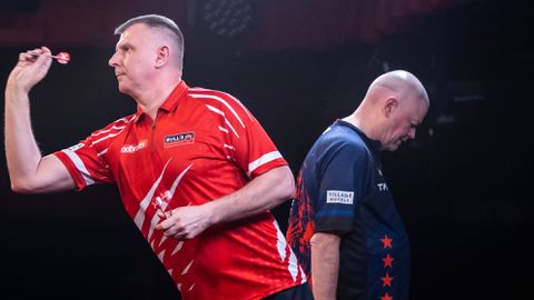 'Zieke' Raymond van Barneveld oogt radeloos: 'Het gevoel dat hij er alleen voor staat'