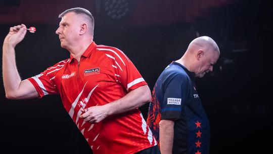 'Zieke' Raymond van Barneveld oogt radeloos: 'Het gevoel dat hij er alleen voor staat'