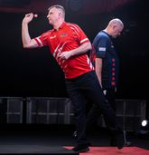 Raymond van Barneveld droop al in de eerste ronde van de Players Championships Finals af tegen Krzysztof Ratajski. ©PDC