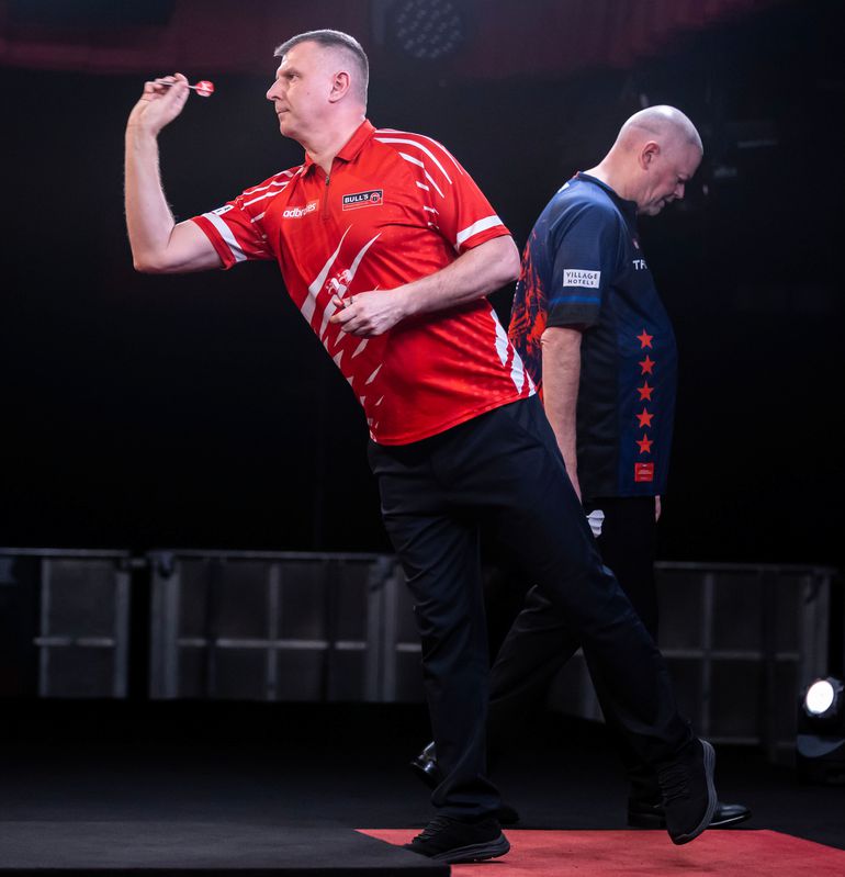 'Zieke' Raymond van Barneveld oogt radeloos: 'Het gevoel dat hij er alleen voor staat'