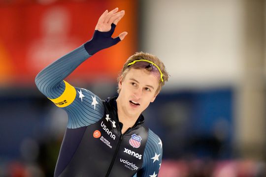 Topschaatser Jordan Stolz verbaast tijdens 'chaotische eindsprint' World Cup Calgary: 'Dat was niet noodzakelijk'