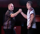 Dirk van Duijvenbode maakte na zijn verloren partij tegen Madars Razma op de Players Championship Finals ruzie met de scheids. ©PDC