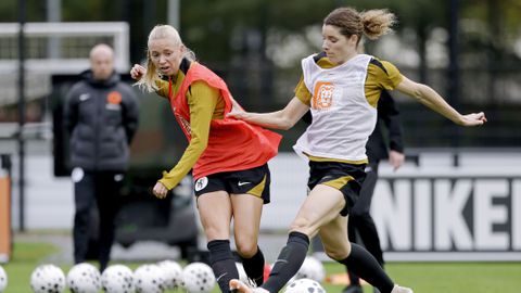 Oranje Leeuwin doet onthulling over veelbesproken onderwerp: 'Dan trekken we allemaal iets leuks aan'