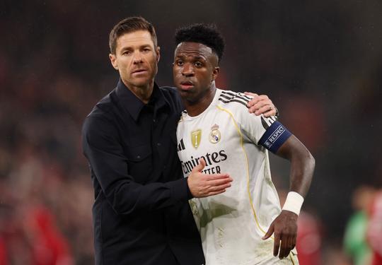 'Explosieve cocktail' in kleedkamer Real Madrid: zes spelers kunnen Xabi Alonso niet uitstaan