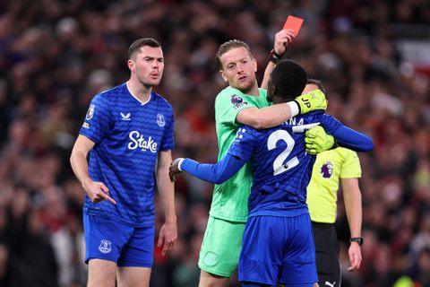 Everton-speler slaat teamgenoot en krijgt rood tegen Manchester United: bizarre actie, maar niet de eerste keer
