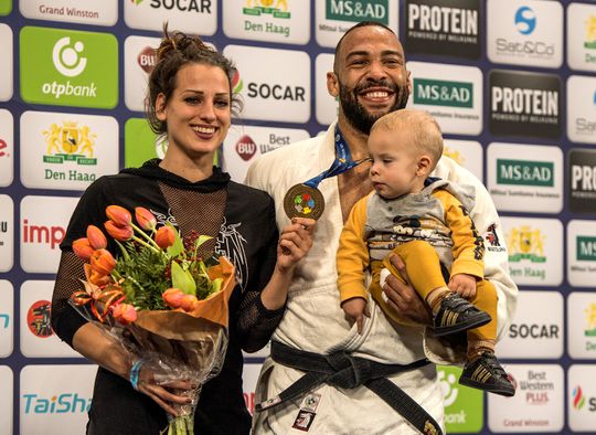 Boksende judoka Roy Meyer en 'suikerspin'-vriendin trotseren de kou tijdens kerst