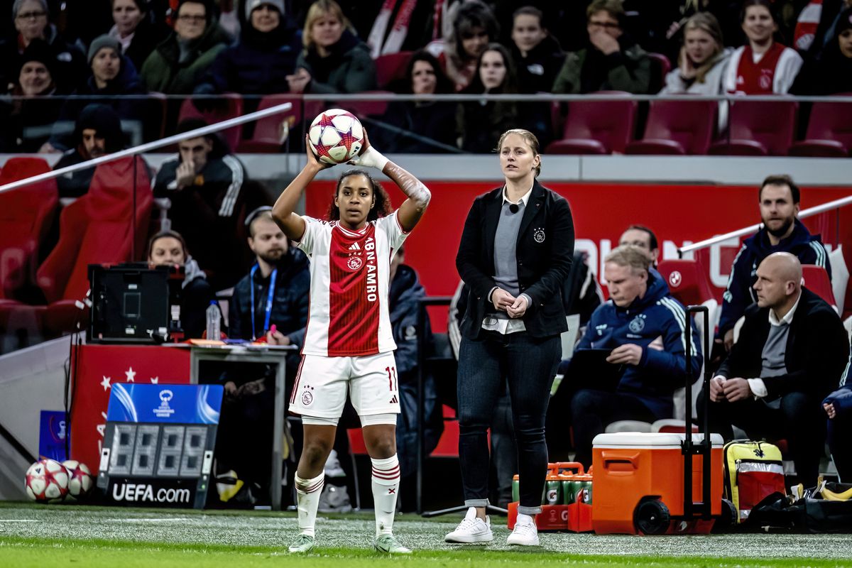 Emoties komen los bij succestrainer Ajax, die plotseling weg moest: 'Mijn vrouw was ook volledig in shock'