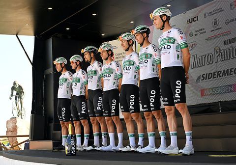 Italiaanse man (25) opgepakt voor beschieten van wielerploeg, motief was 'haat voor wielrenners'