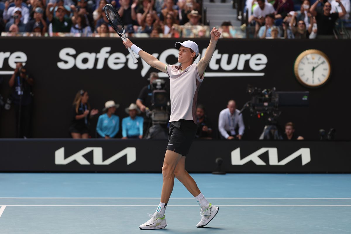 Jannik Sinner maakt korte metten met Novak Djokovic en is finalist Australian Open