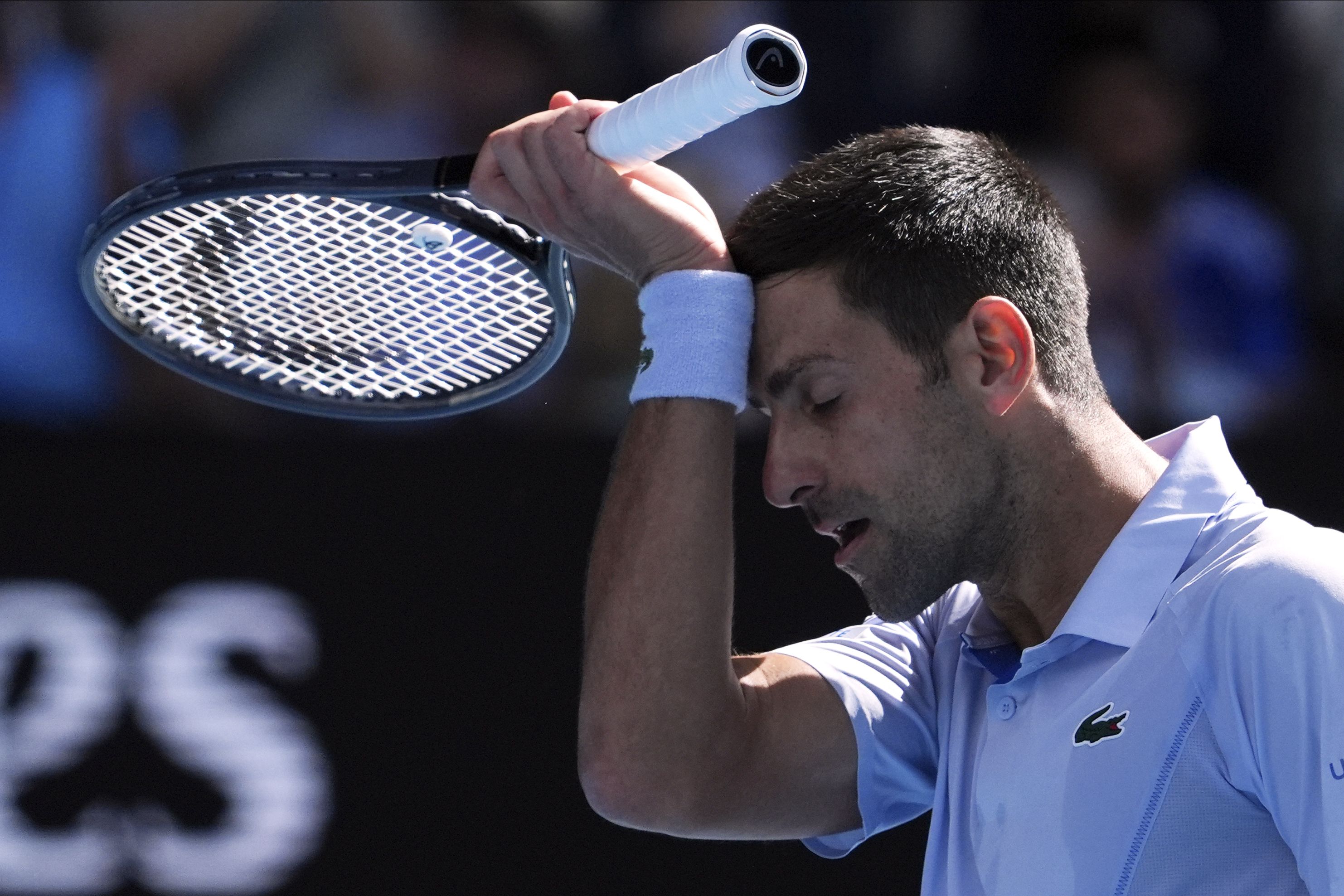 Novak Djokovic lijdt op de Australian Open een historische nederlaag.