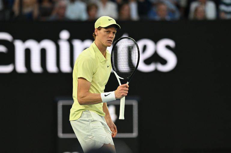 Oppermachtige Jannik Sinner prolongeert titel op Australian Open ondanks angstig moment