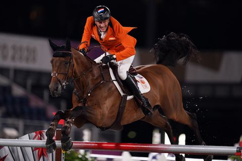 Paard en ruiter zorgen met misser tijdens Jumping Amsterdam voor unieke beelden: 'Dan heeft hij wel een probleem'