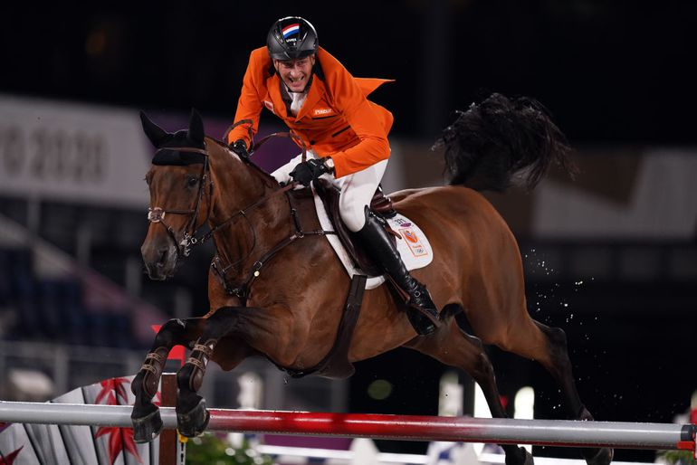 Paard en ruiter zorgen met misser tijdens Jumping Amsterdam voor unieke beelden: 'Dan heeft hij wel een probleem'