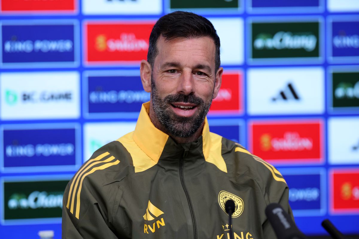 Ruud van Nistelrooij ontkent aankomende 'ontslag' bij Leicester City: 'Selectie en staf zijn verenigd'