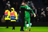 Ruud van Nistelrooij knuffelt zijn man of the match na de 2-1 zege van Leicester City bij Tottenham Hotspur. ©Getty Images