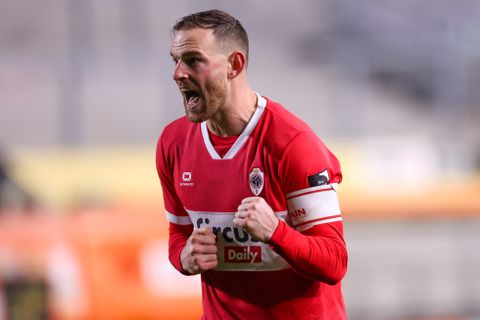 Voormalig Oranje-international zet zijn auto even stil voor goudeerlijke vraag van jonge fan