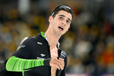 Topschaatser Jenning de Boo grapt over leeftijd van ploeggenoot, 'opa' haakt uiteindelijk in