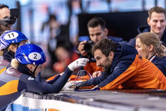 Bondscoach shorttrackers spreekt veelzeggende woorden over rol Suzanne Schulting: 'Dat is jammer'