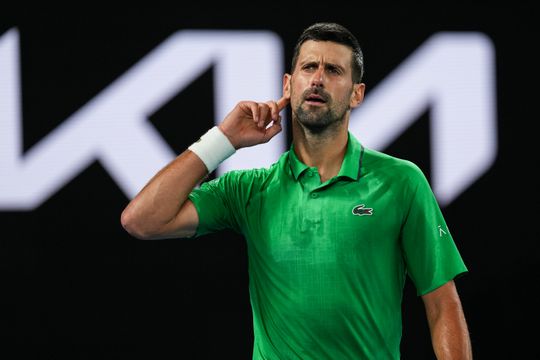 Irritatie over gedrag tennistopper Novak Djokovic op Australian Open: 'Het is in- en intriest'