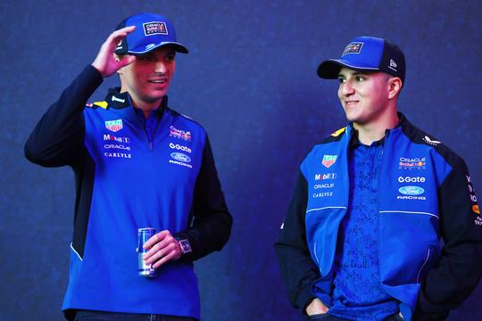 Nieuwe teamgenoot van Max Verstappen maakt indruk bij eerste meters van nieuwe Red Bull