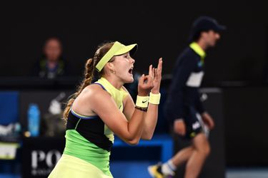 Woedende toptennisster verlaat onder luid boegeroep de Australian Open nadat ze opponent geen hand geeft