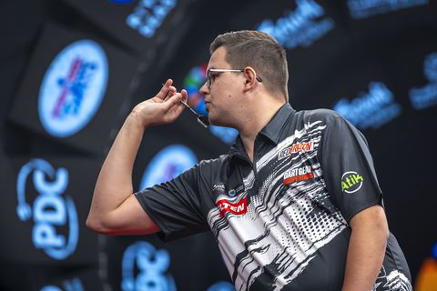 Topdarter Gian van Veen weet wel raad met bekende 'challenge' op demonstratietoernooi
