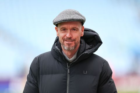 Foto | Erik ten Hag neemt tijdens een wandeling met zijn vrouw pauze in cruciale week