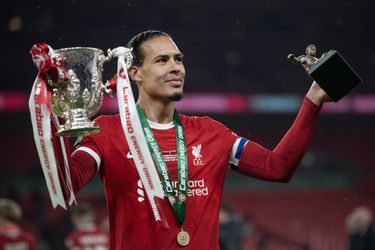 Volop lof voor Virgil van Dijk na League Cup-winst: 'Een van de grootheden van de Premier League'