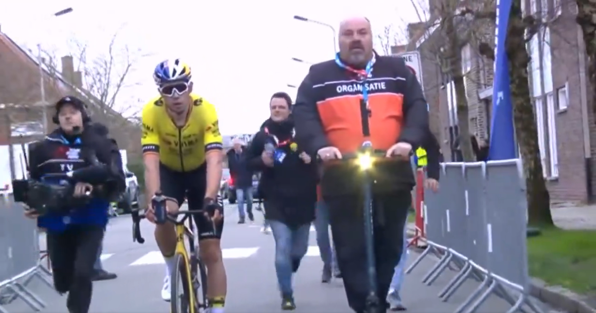 Geniaal: Steward gaat viraal door ritje op step na zege Wout van Aert in Kuurne-Brussel-Kuurne