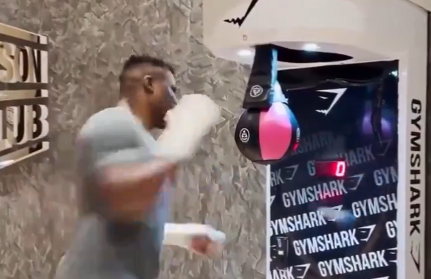 Anthony Joshua moet oppassen: Francis Ngannou sloopt boksbal met slechts één klap