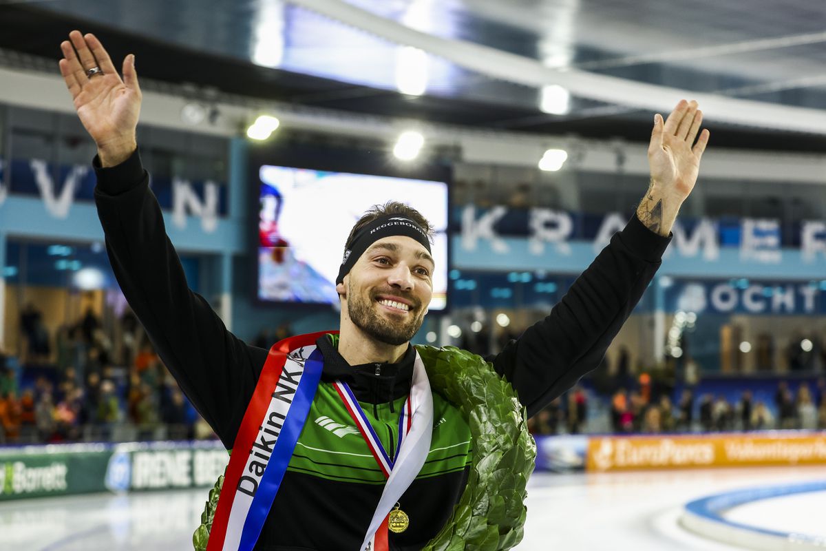 Kjeld Nuis moet onverwacht overuren draaien na winst op NK sprint: 'Het bier stond al koud'