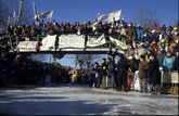 Evert van Benthem onder de brug bij Bartlehiem op weg naar zijn Elfstedentochtzege van 1986. © Michael Kooren