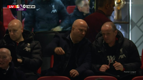Geschorste Arne Slot duikt tóch op tijdens wedstrijd Liverpool, met 'geheime' communicatie
