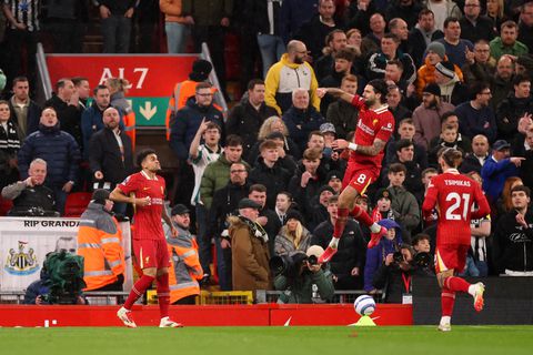 Kolkend Anfield zingt over titel Liverpool na zakelijke zege op mooie avond voor John Heitinga