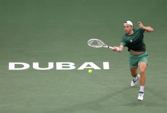 Tallon Griekspoor bereikt kwartfinales in Dubai na comeback in driesetter