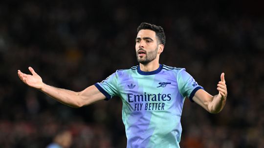 Concurrenten helpen Liverpool verder in het zadel en laten onderling punten liggen in titelstrijd