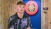 Charlie Manby gooide een wereldrecordgemiddelde van 130.70. ©YouTube
