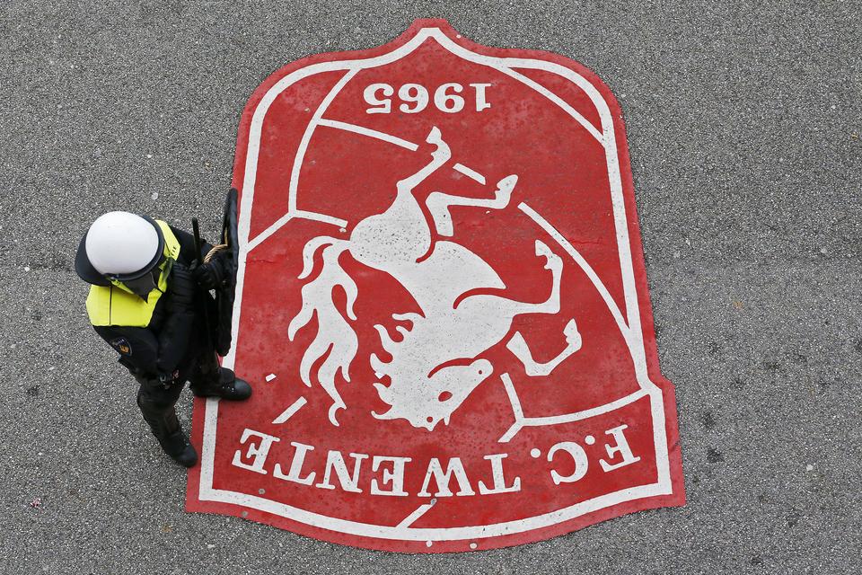 Woedende supporters in Enschede: klimaatactivisten bekladden FC Twente ...