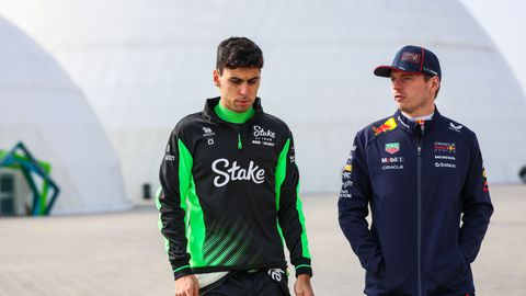 Van Max Verstappen als leermeester tot Lewis Hamilton bij Ferrari: de eerste foto's van de F1-test