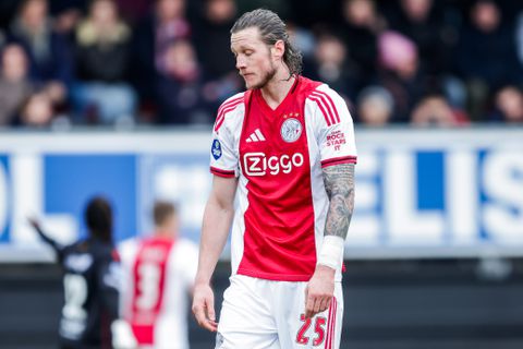 Markante Ajax-spits Wout Weghorst 'moet het land uit': 'Weggaan, per direct, stoppen met die onzin'