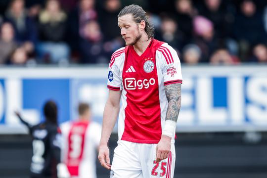 Markante Ajax-spits Wout Weghorst 'moet het land uit': 'Weggaan, per direct, stoppen met die onzin'