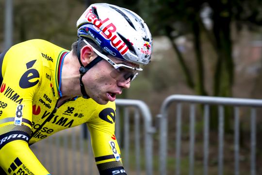 Opmerkelijke actie topwielrenner Wout van Aert: 'Ik hoop dat het niet te veel op beeld staat'